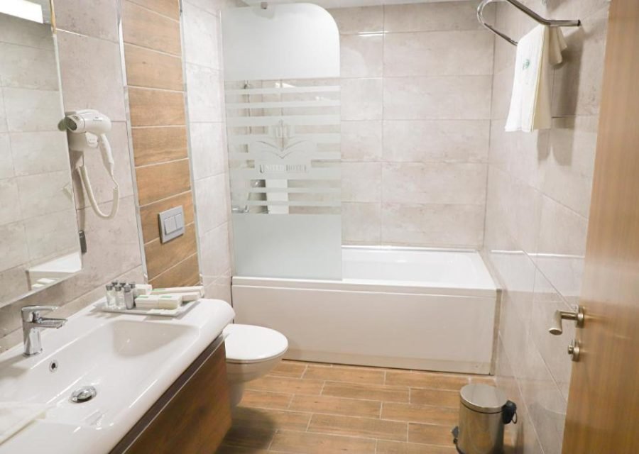 Salle de bain avec baignoire