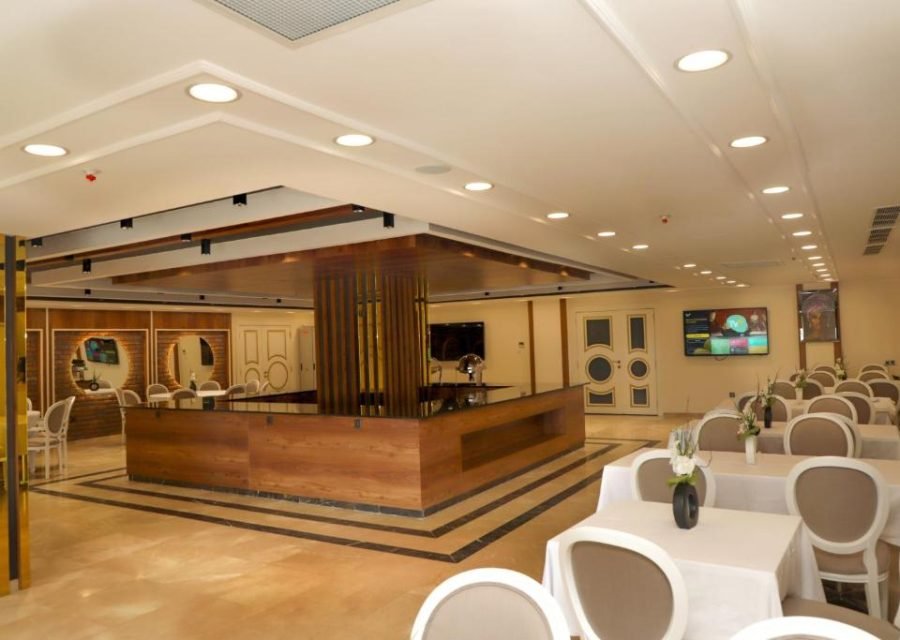 Salle du petit-déjeuner et buffet