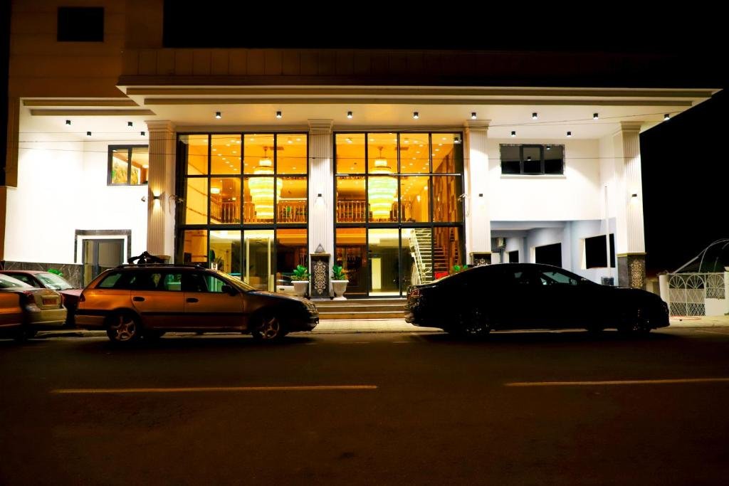 Entrée de l'hôtel le soir